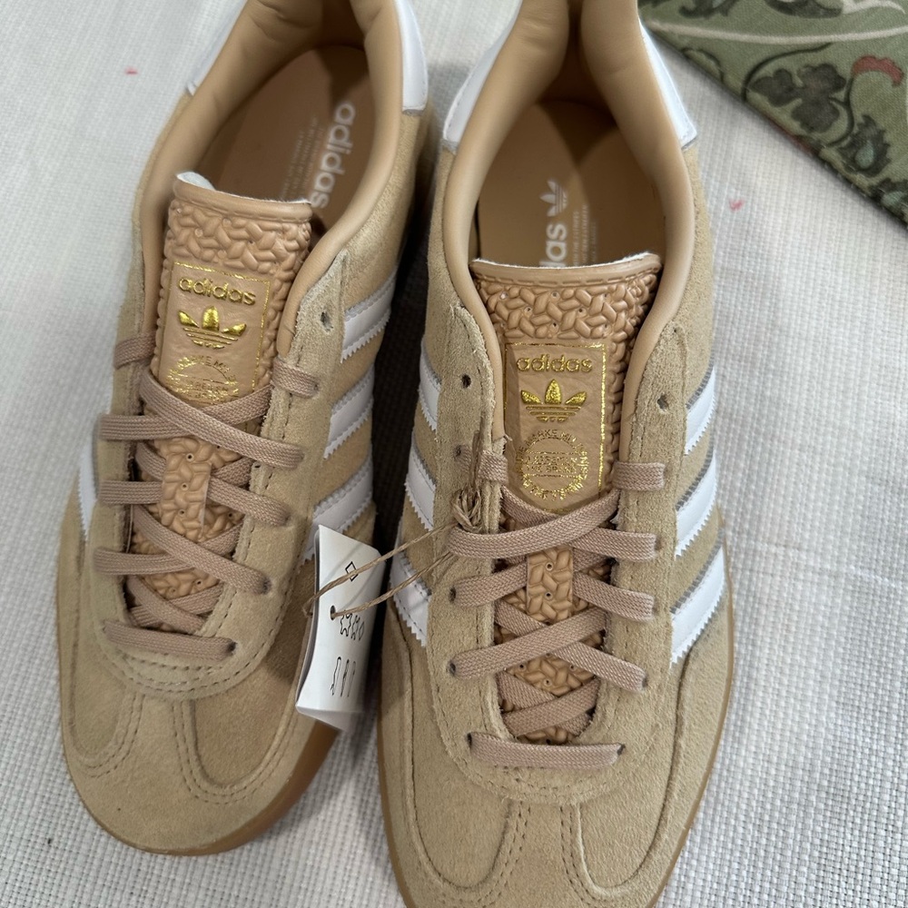 adidas Women Beige White Gazelle-Style Sneakers - Picture 3 of 10